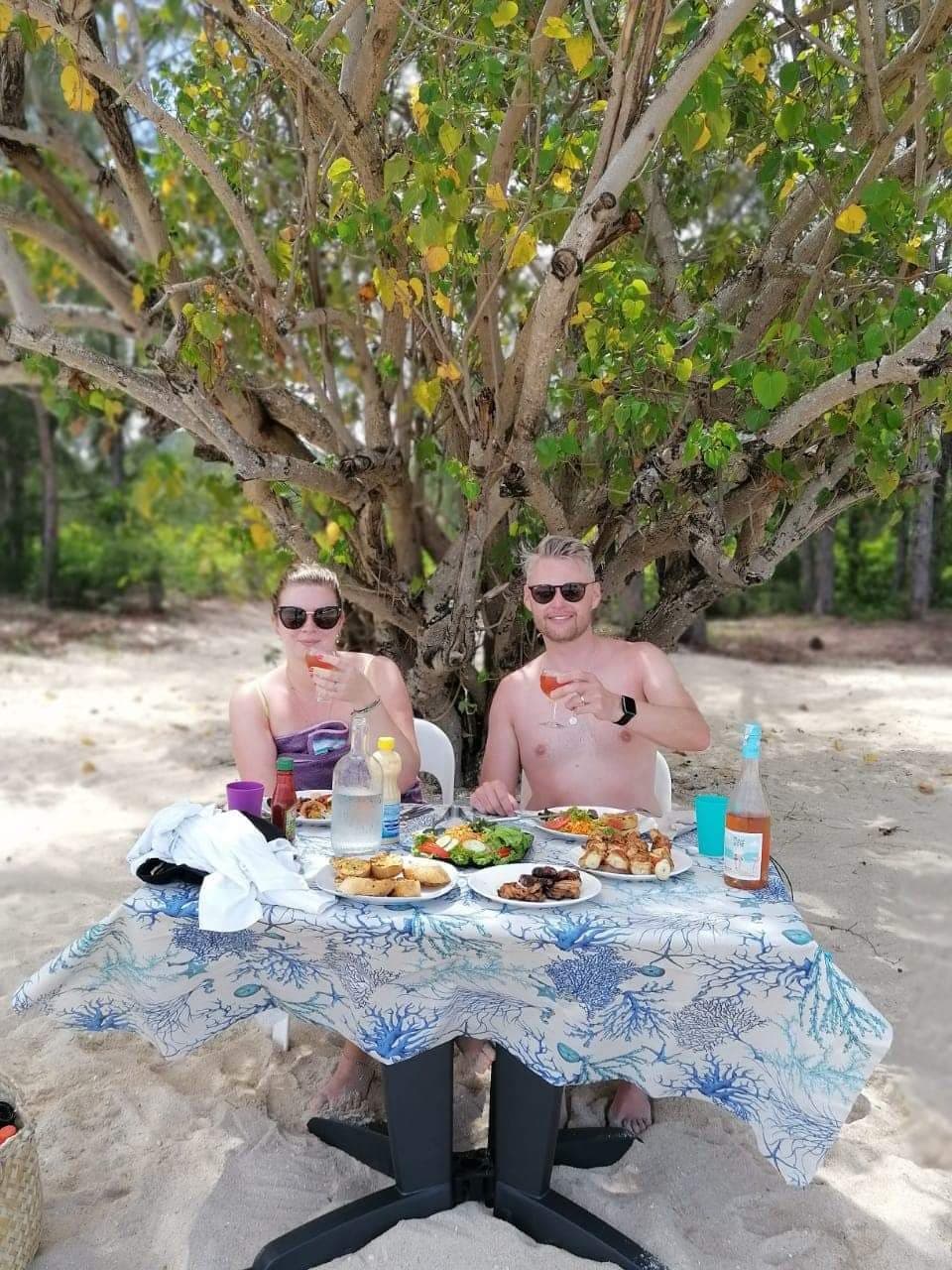 Repas partagé au bord du lagon